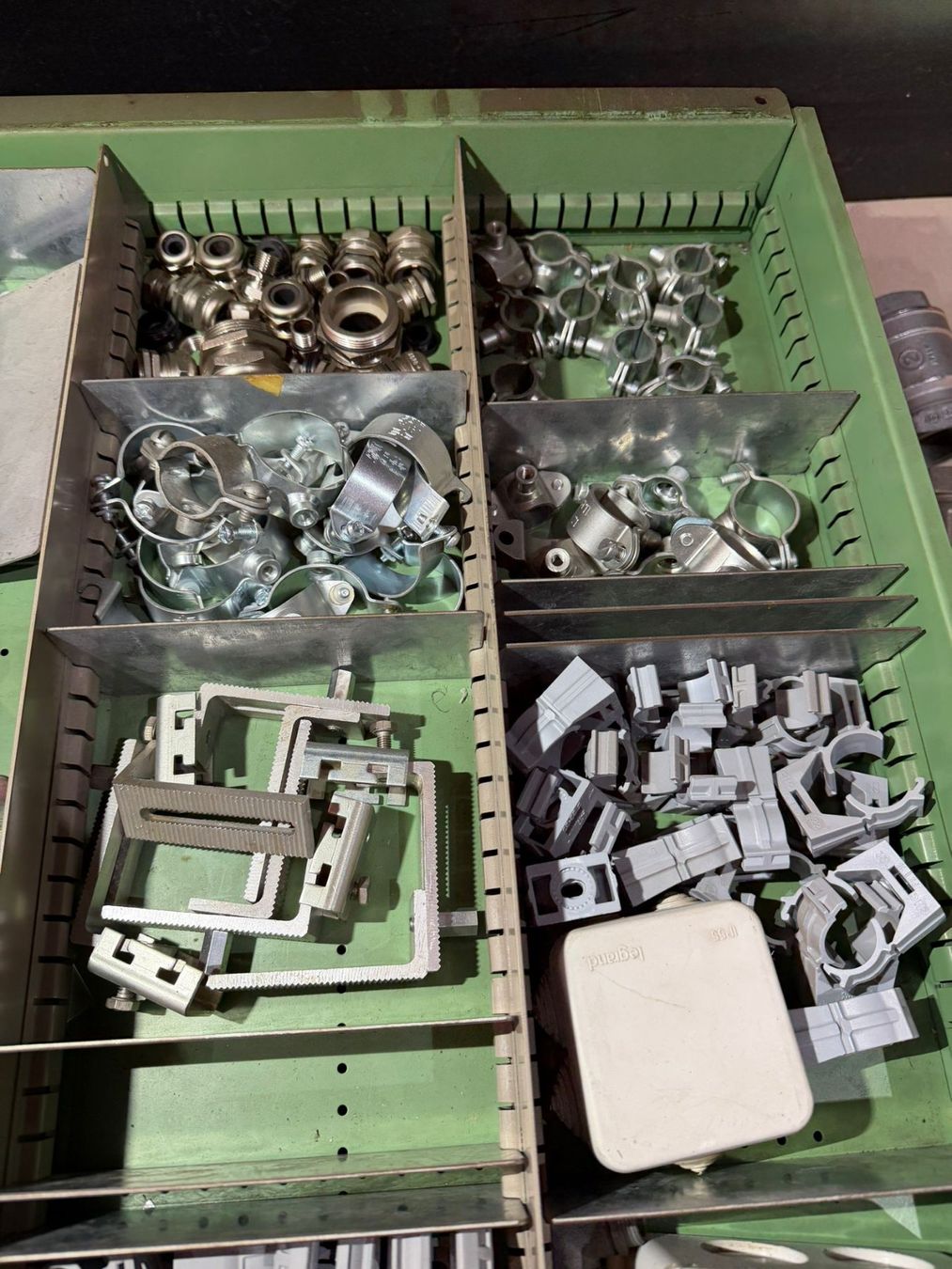 Tutti gli attrezzi: Div. Elektromaterial Elektroschalter Endschalter Sortimen... – Usato da Buchs AG venduto da Werkstatt-Shop 2