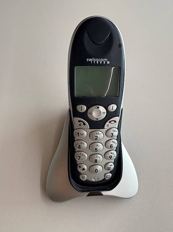 Swisscom Telefone: Swisscom Schnurlostelefon mit Ladeschale Swisscom fixnet – Gebraucht aus Braunau von H-Wohnen