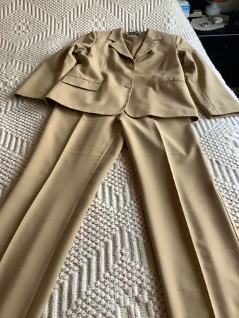 Schönes Damen-Kostüm (Blazer und Hose) Gr. 40/42