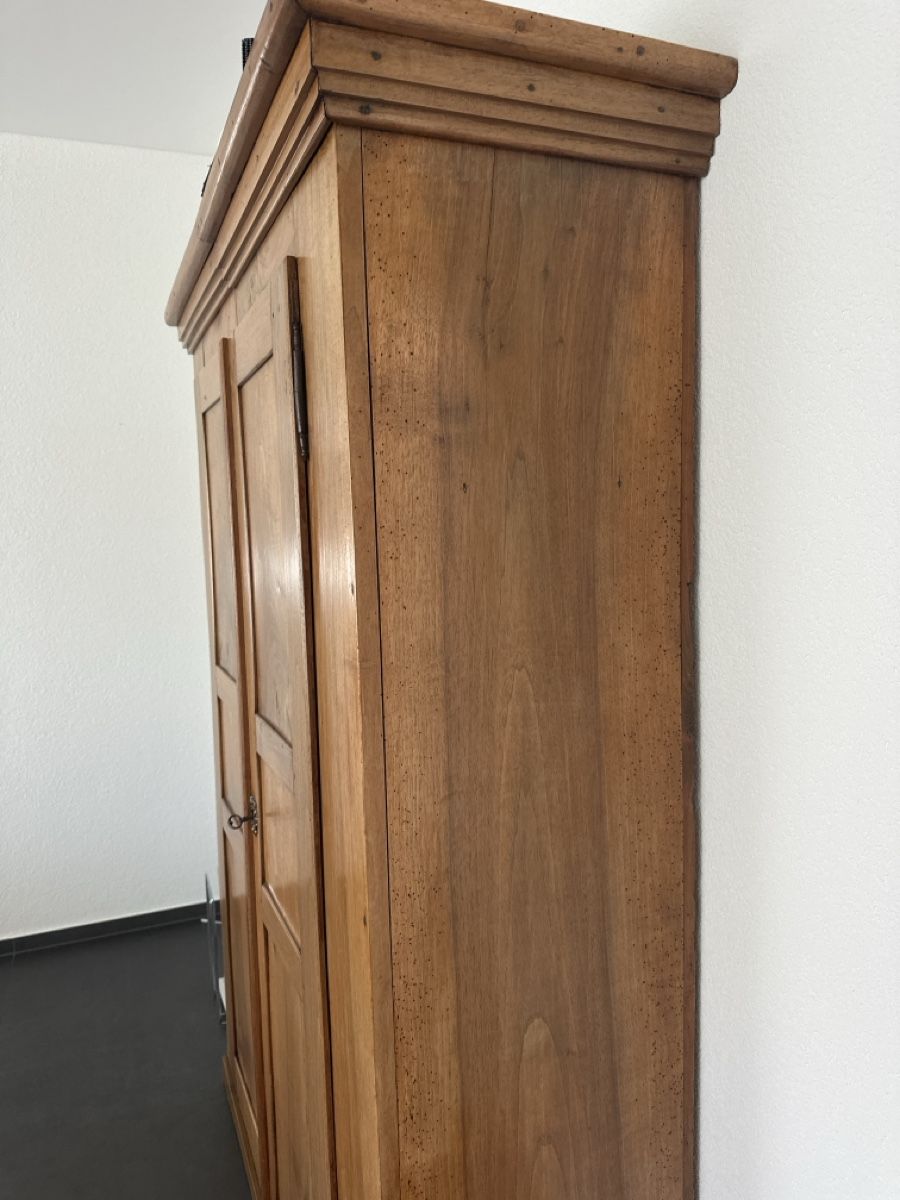 Armadi: Antiker Nussbaumschrank – Usato da St. Gallen venduto da Ursula66 2