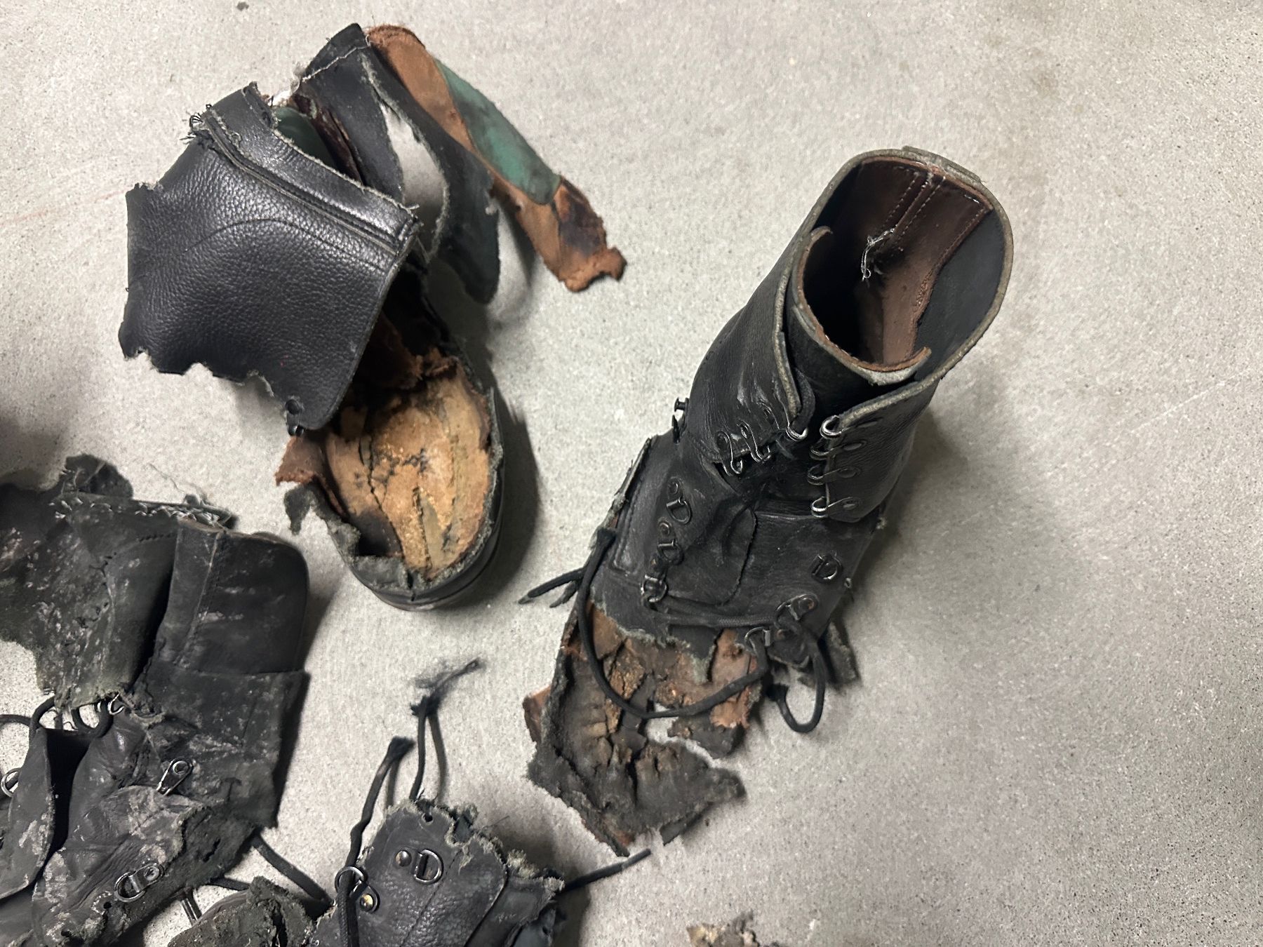 Schweizer Armee Scarpe da uomo: Schweizer Militärstiefel mit Handgranate gesprengt – Usato da Köniz venduto da Infresh8 2