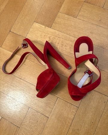 Sandales Louboutin, modèle Louloudance, daim rouge