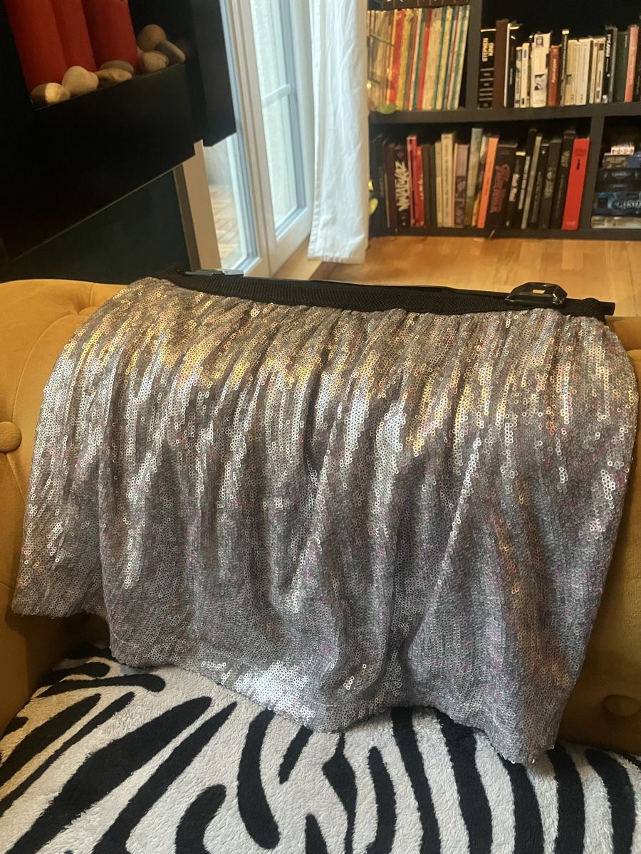 Bershka Gonne: Mini-jupe à sequins argentée et noire taille S – Usato da St-Aubin-Sauges venduto da Sonia-Ka 2