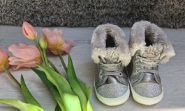 Silbrige Glitzer Babyschuhe mit Fell Gr. 18 NEU