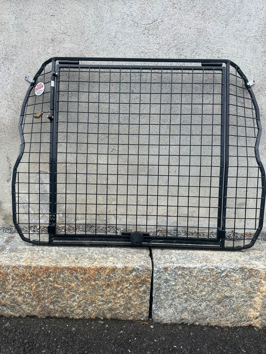 Käfige, Transport & Sicherheit: Hunde Heckgitter, schwarz, einteilig – Gebraucht aus Grabs von Na_Va