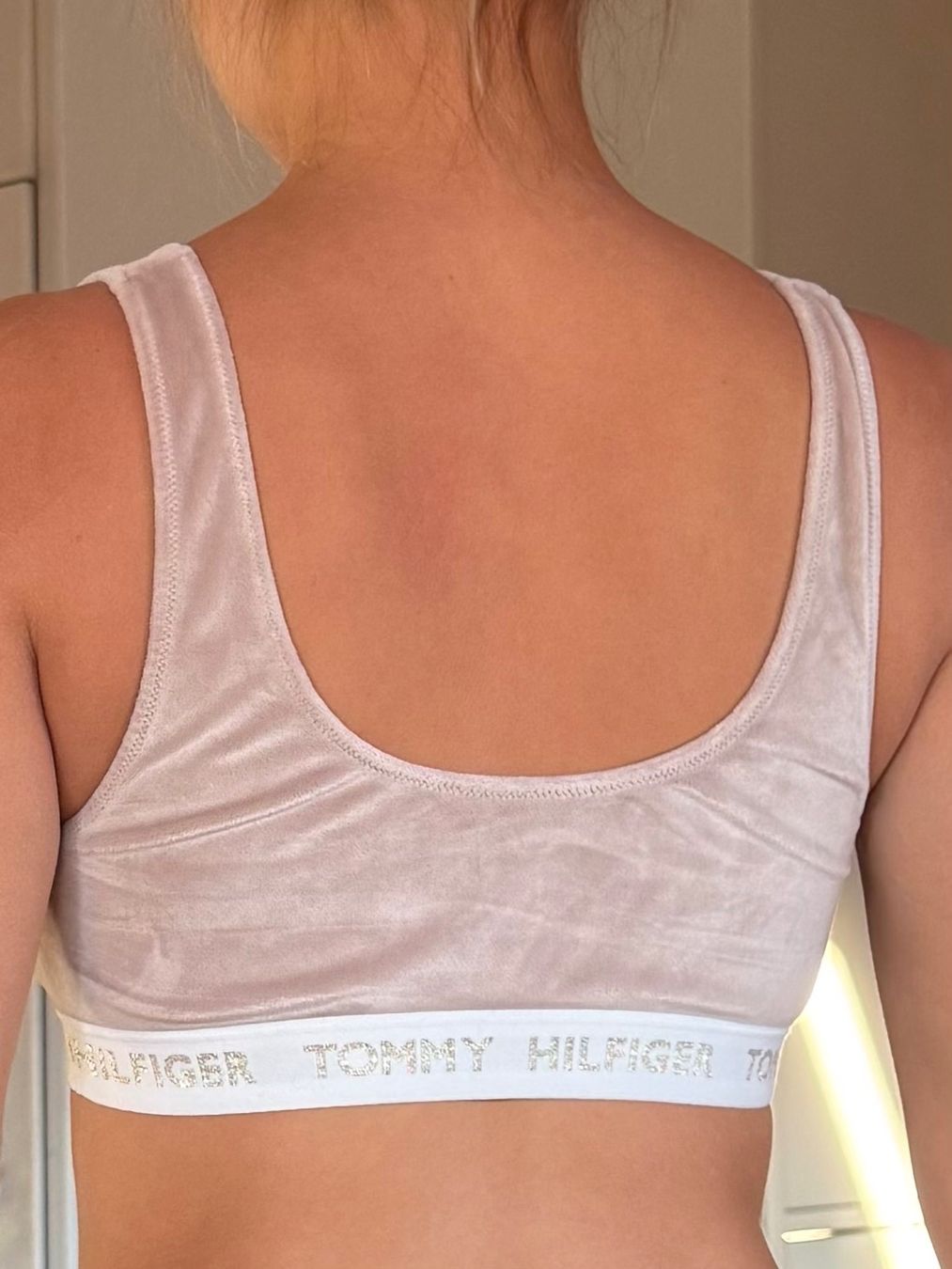 Tommy Hilfiger Top: Beige velvet top from Tommy Hilfiger – Nuovo (secondo la descrizione) da Zürich venduto da eli_t8nw 2