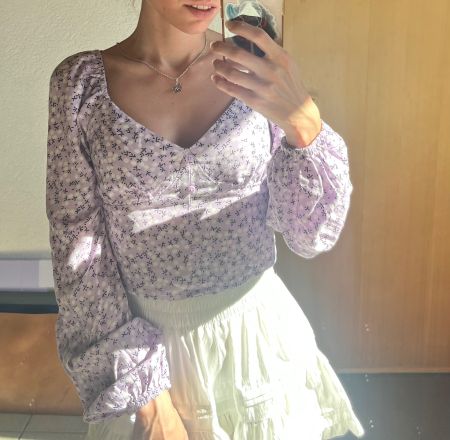 Haut mauve à motif floraux