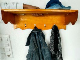 Praktische vintage Holzgarderobe mit 4 Haken