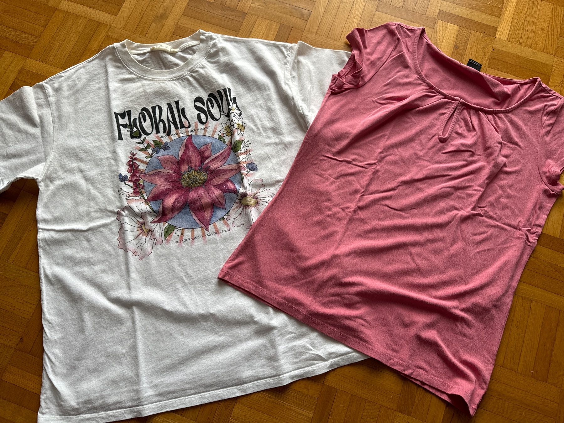 Kleiderpakete: 2 Damen Shirts S, rosa & Floral Print Pull&Bear S.Oliver – Gebraucht aus Winterthur von britsi