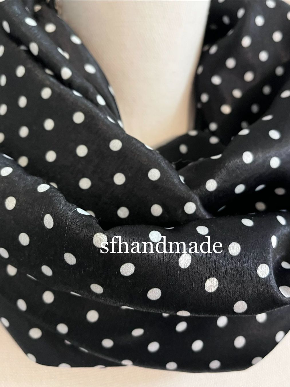Foulard & Sciarpe: *Polka-Dot Elegance* Satinloopschal- sfhandmade – Nuovo (secondo la descrizione) da Baar venduto da sfhandmade 1