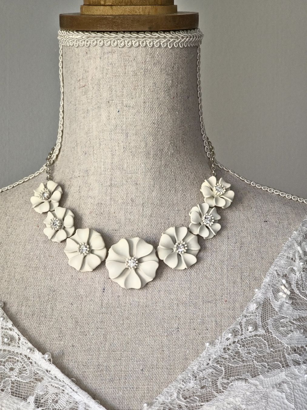 Ketten: White Look- Kette 🤍 – Neu (gemäss Beschreibung) aus Zürich von Idoly_Studio.