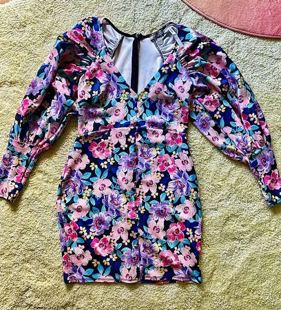 Neues ASOS-Blumenkleid mit Puffärmeln, Gr. 38