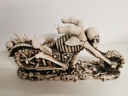Figur Skelett auf Chopper mit Totenköpfen Dekoration