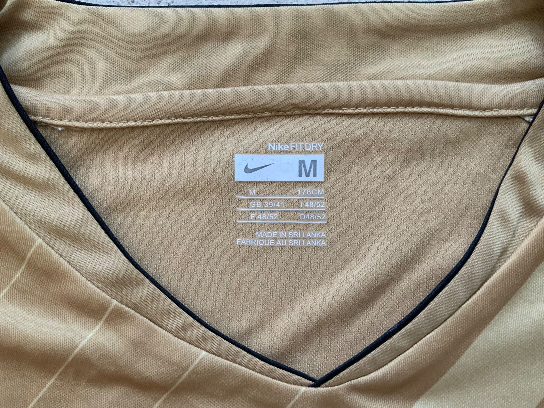 Nike T-shirt: Nike Fit Dry Shirt - Medium - Gold – Nuovo (secondo la descrizione) da Zürich venduto da Matz2001 1