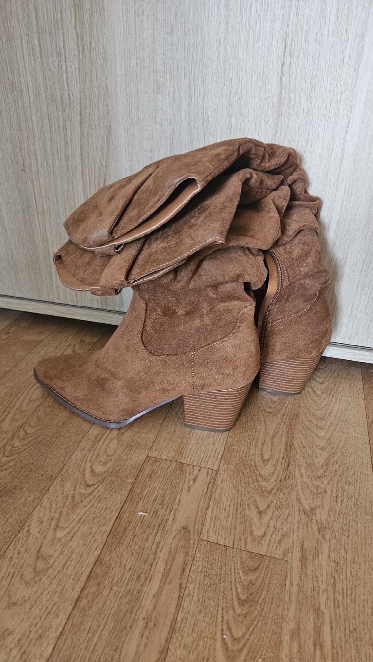 Scarpe da donna: Braune Wildleder Stiefel, Grösse 38, Winter-Look – Nuovo (secondo la descrizione) da Glattbrugg venduto da SnowWhite01 1