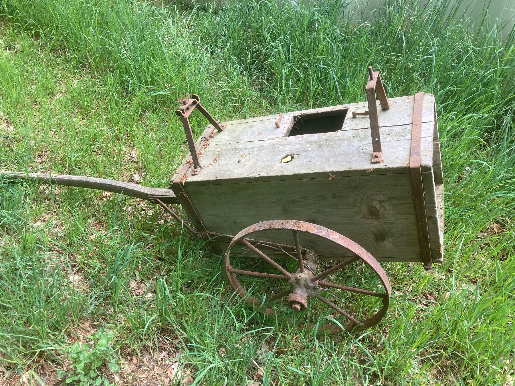 Brouettes: Wasser/gülle wagen – D'occasion à Arboldswil par alt_q2wj