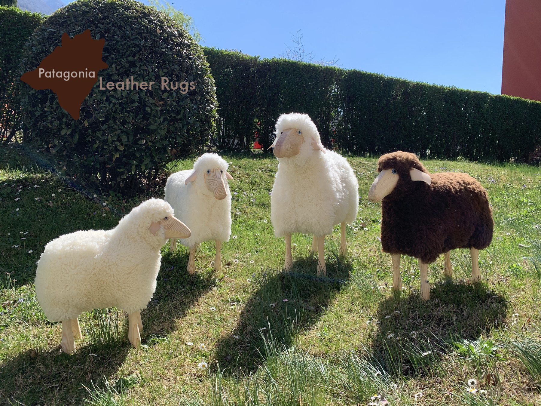 Hocker: Schaf, klein, braunes Fell, Kiefer – Neu und originalverpackt aus Arbedo von patagonialeatherrugs 5
