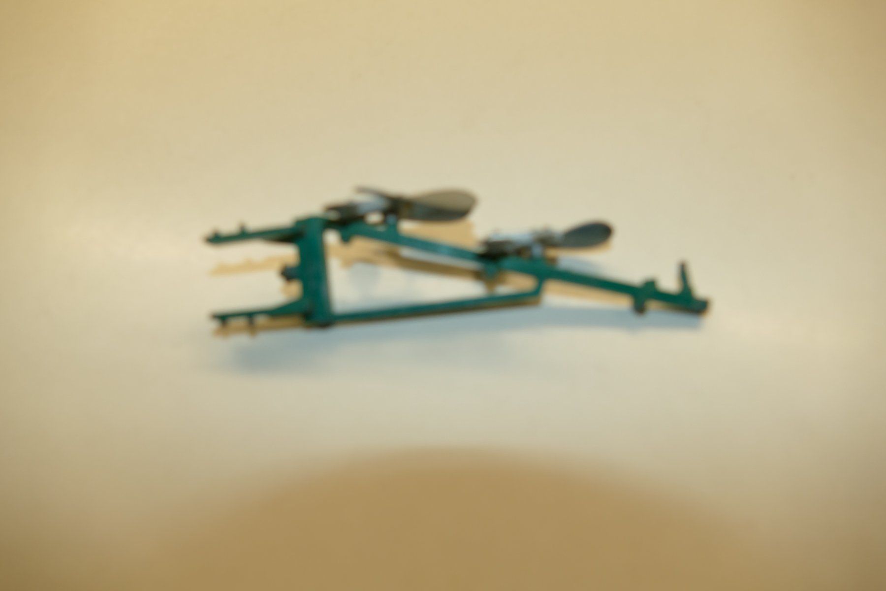 Britains Modellini d'auto: Britains Ltd: Dreischarpflug – Usato da Niederhasli venduto da rail-duerst 2