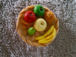 Herziger Obstkorb mit Früchten fürs Puppenhaus, neu