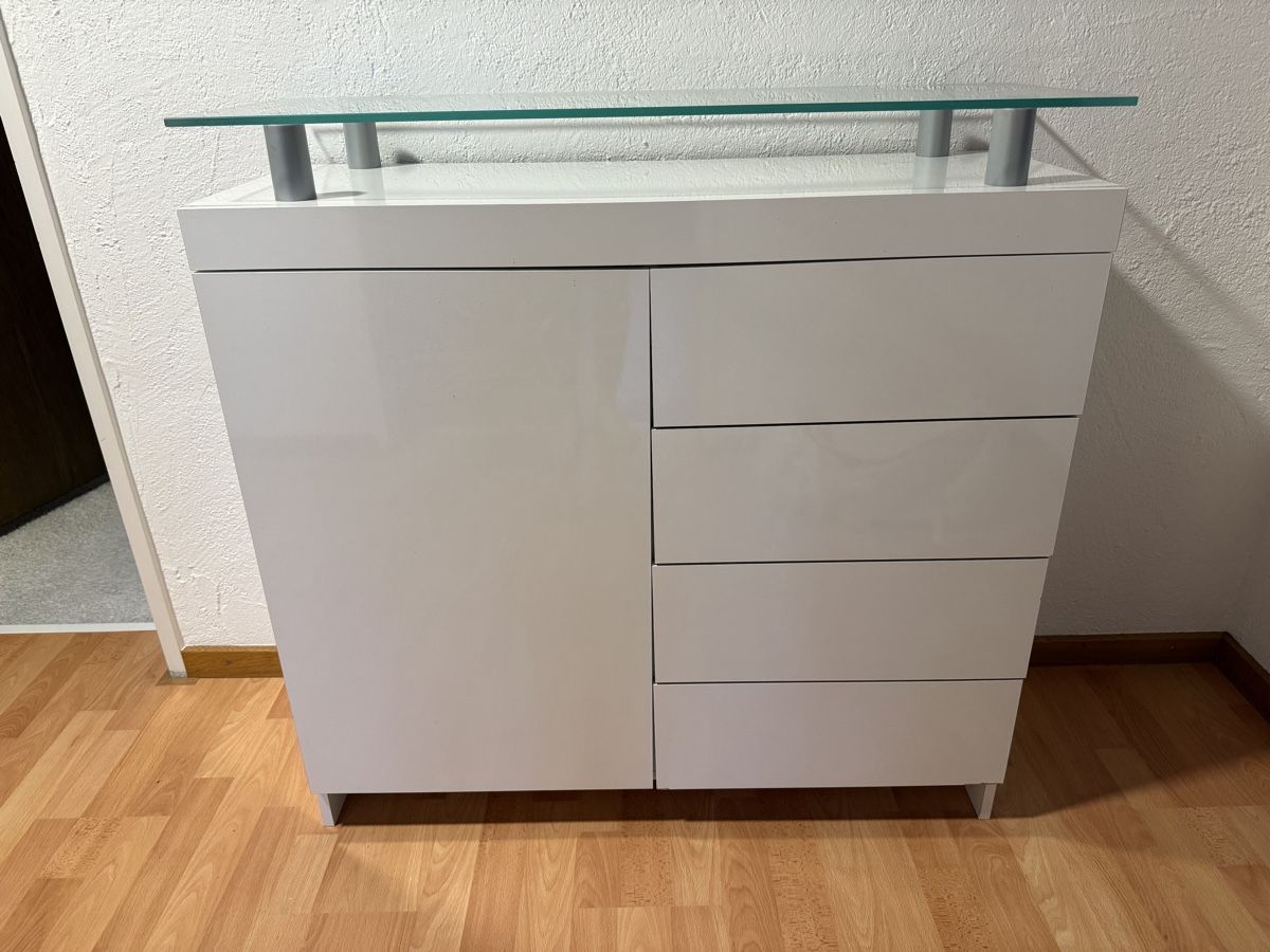 Cassettiere: Kommode weiss mit Glasplatte vier Schubladen – Usato da Adetswil venduto da sch_9hl6