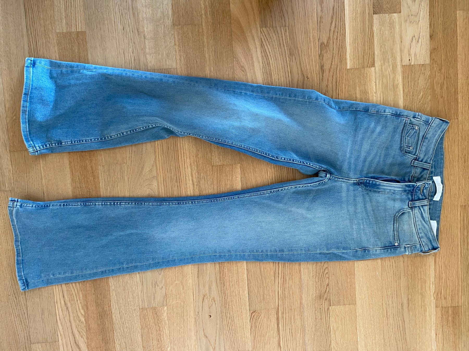 Jeans: jean w27 high rise flared – Usato da Luzern venduto da luc_hg6y
