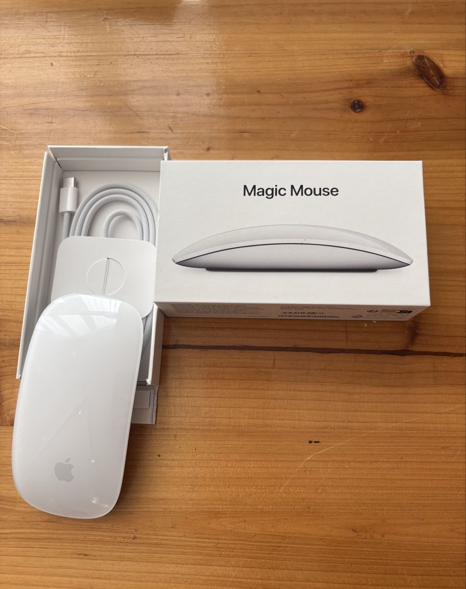 Apple Mouse: Apple Magic Mouse Weiss mit Originalverpackung und Kabel – Nuovo (secondo la descrizione) da Basel venduto da Bella-94