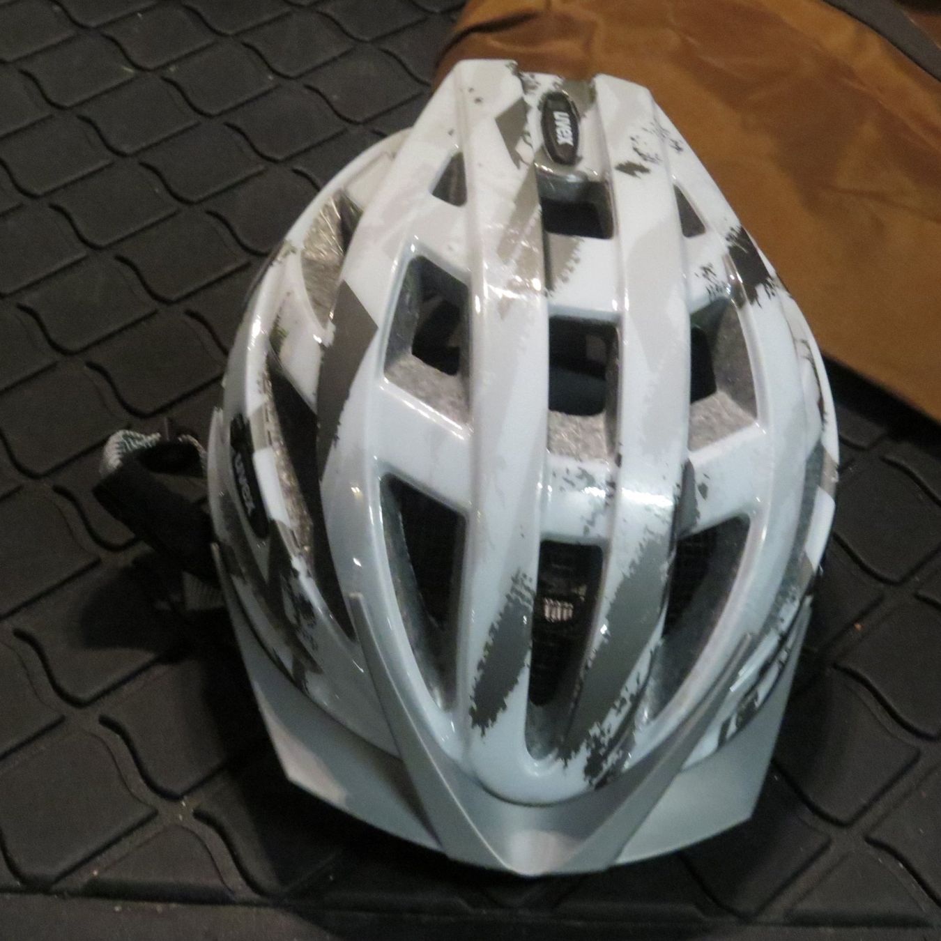 Uvex Caschi: Velo Helm von Uvex – Nuovo (secondo la descrizione) da Einsiedeln venduto da rotgypsy1969