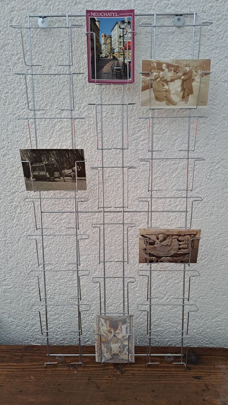 Allestimento di negozi e stand fieristici: Présentoir mural à cartes postales – Usato da Neuchâtel venduto da Forestmanz 3