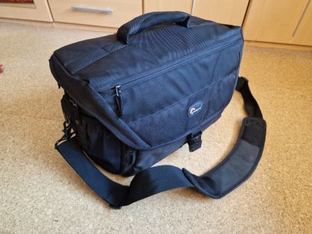 Lowepro Fototasche Nova 200 AW - mit Regenschutz, TOP