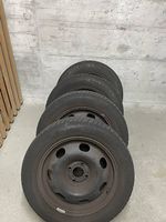 4 Pneumatici invernali 215/55 R16 su cerchi in ferro