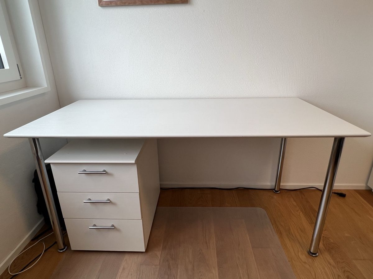 Schreibtische: Schreibtisch weiss mit Rollcontainer – Gebraucht aus Jona von gamper02