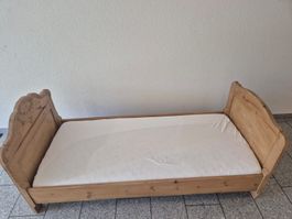 massives Holzbett
