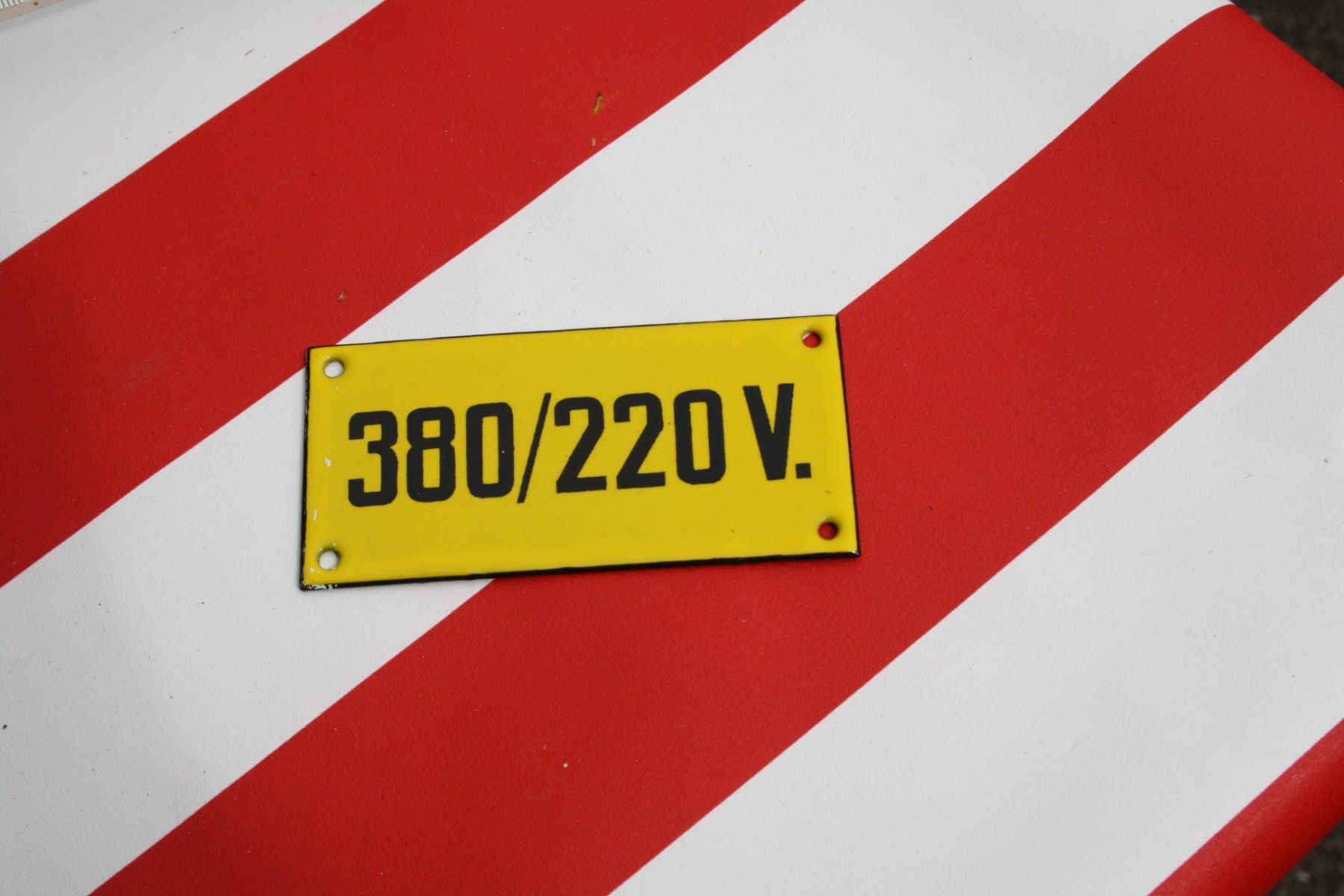 Insegne: EMAILSCHILD 380/220 V. VINTAGE – Usato da Wauwil venduto da Pneuedy 1