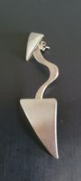 1 origineller Ohrenring ca 6.5 cm lang silber