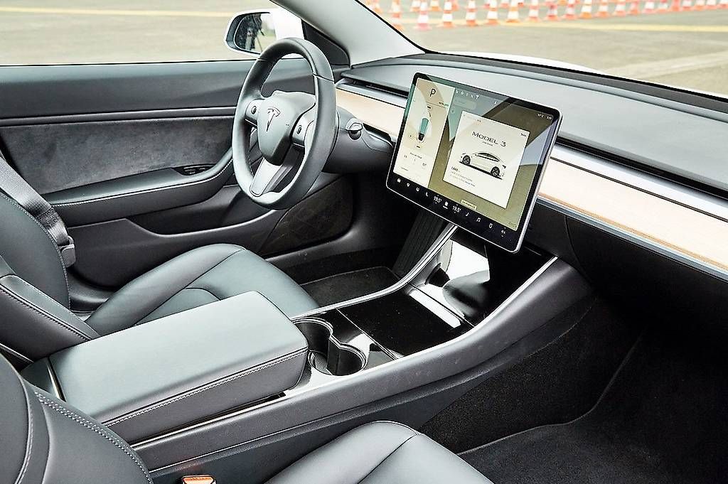 Automobili: TESLA Model 3 Long Range AWD anodized red – Usato da Zürich venduto da mar_s9kh 4