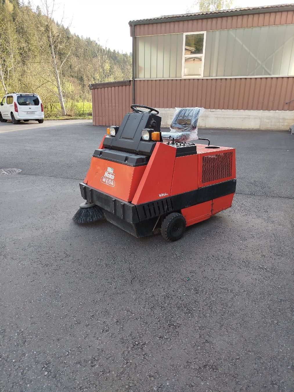 Hako Tutte le macchine: Wischmaschine Hako Jonas 1100 – Usato da Weier im Emmental venduto da Teedu