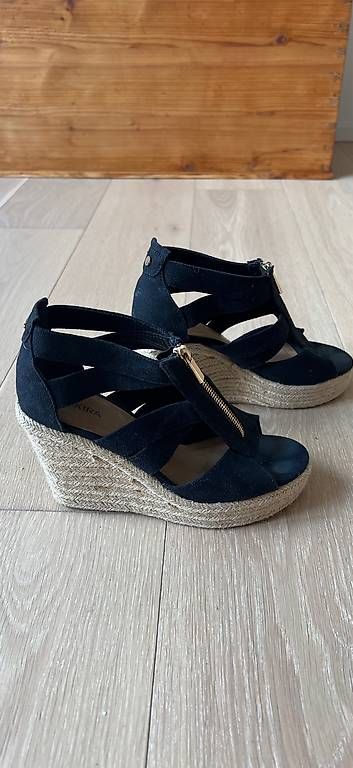 Damenschuhe: Sandalen mit Keilabsatz Grösse 36 – Gebraucht aus Maur von Franzifisch 1
