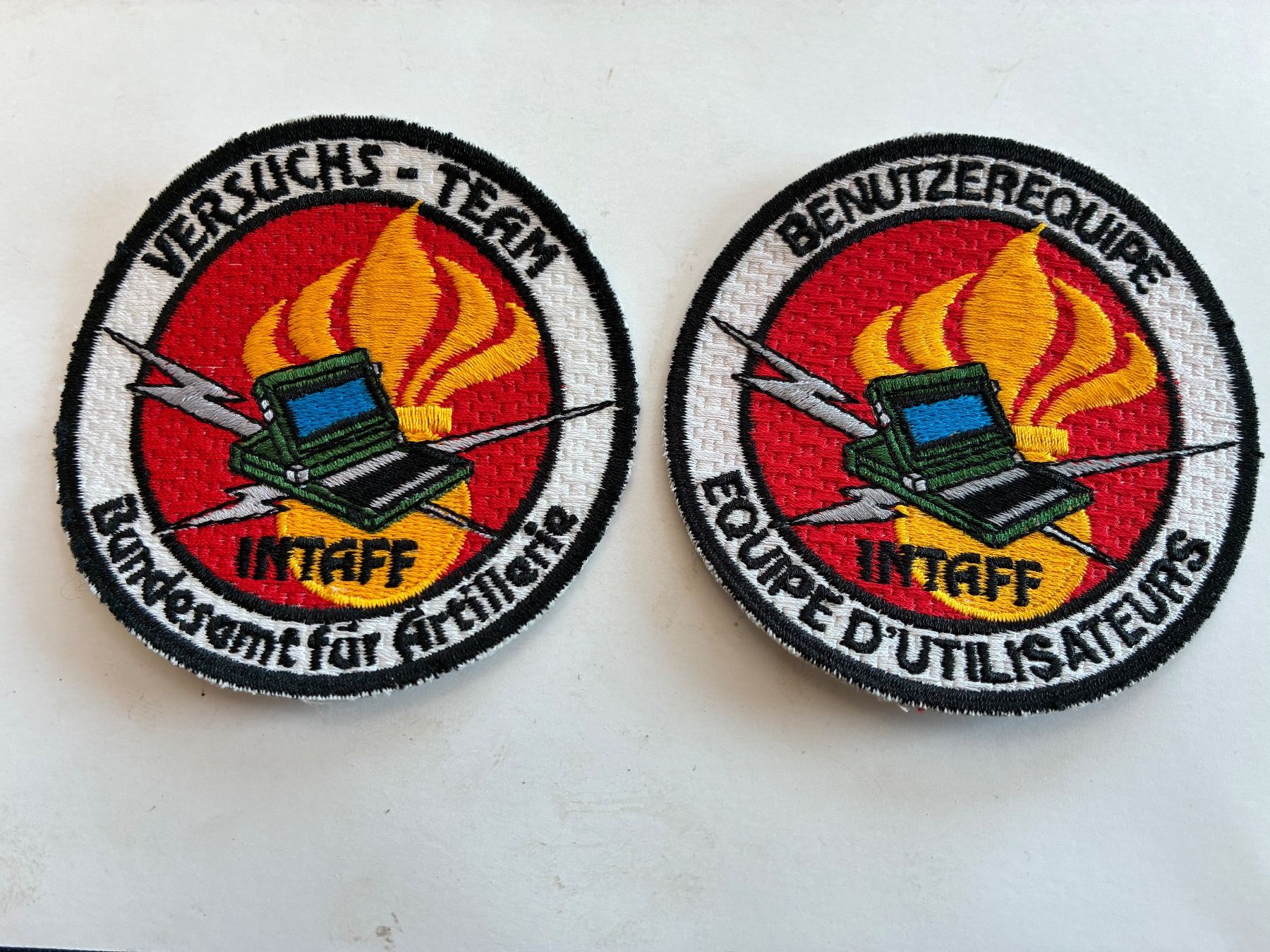Schweizer Armee Toppe: 2 seltene  Badge INTAFF Artillerie – Usato da Oberiberg venduto da reimet