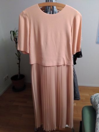 Elegantes Pfirsichfarbenes Kleid mit Plisseerock