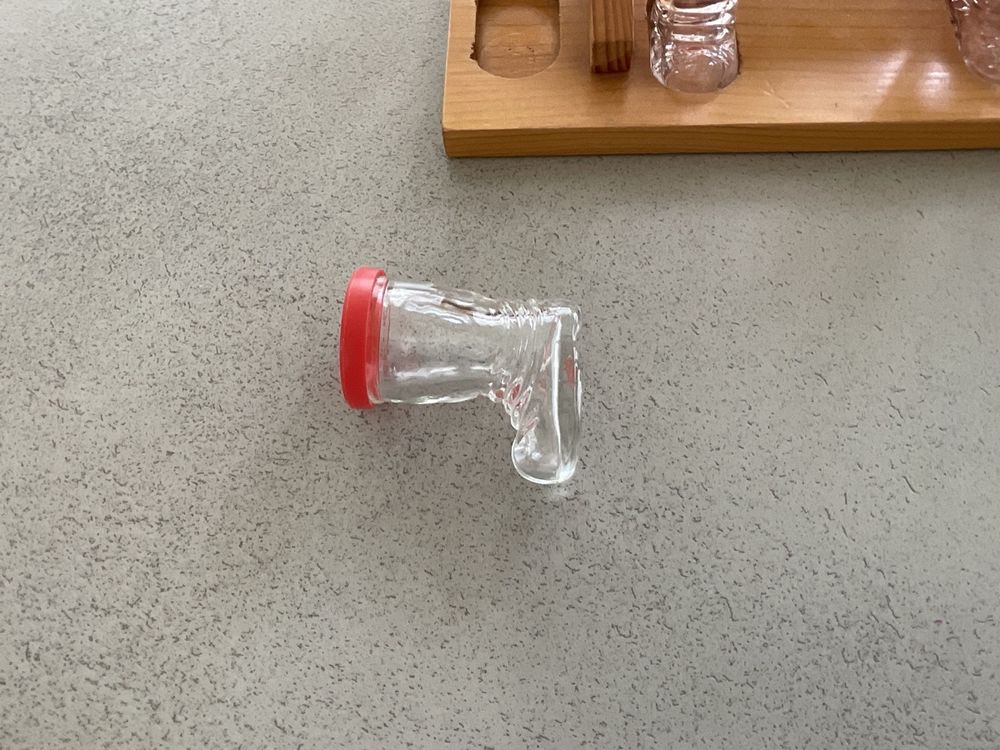 Verres: 8 petits verres à Schnapps en forme de botte sur une taloche – D'occasion à Cressier FR par M-I-M 3