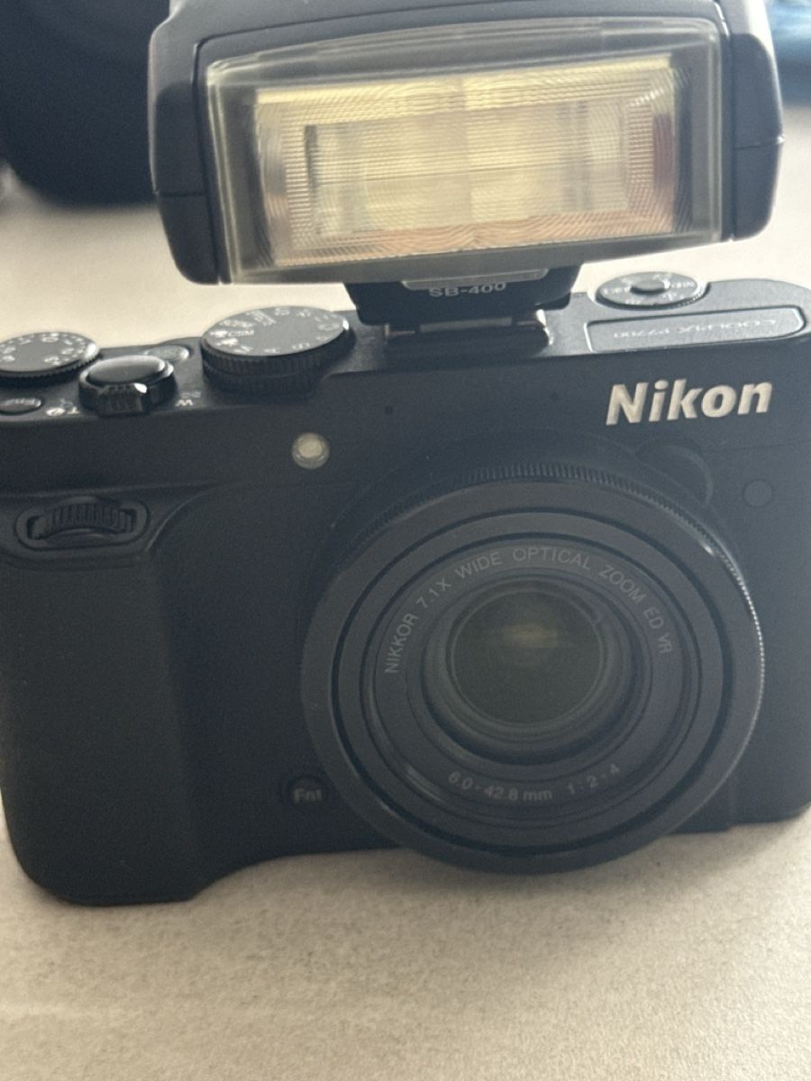 Nikon Fotocamera: Nikon Coolpix P7700 Digitalkamera mit Blitz SB-400 – Usato da Wetzikon ZH venduto da id.erd 2