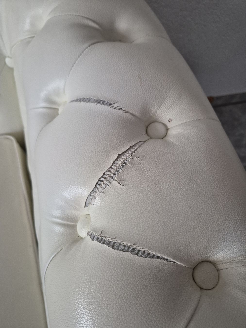 Sofas: 2x Chesterfield-lock Sofa creme Lederoptik 3 Sitzer – Gebraucht aus Selzach von Paradiso89 3