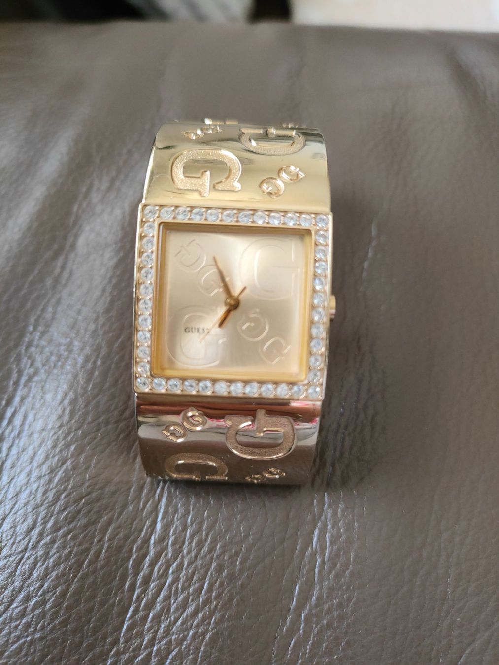 Guess Orologi: Montre Guess dorée logo – Usato da Bussigny venduto da Nouny77