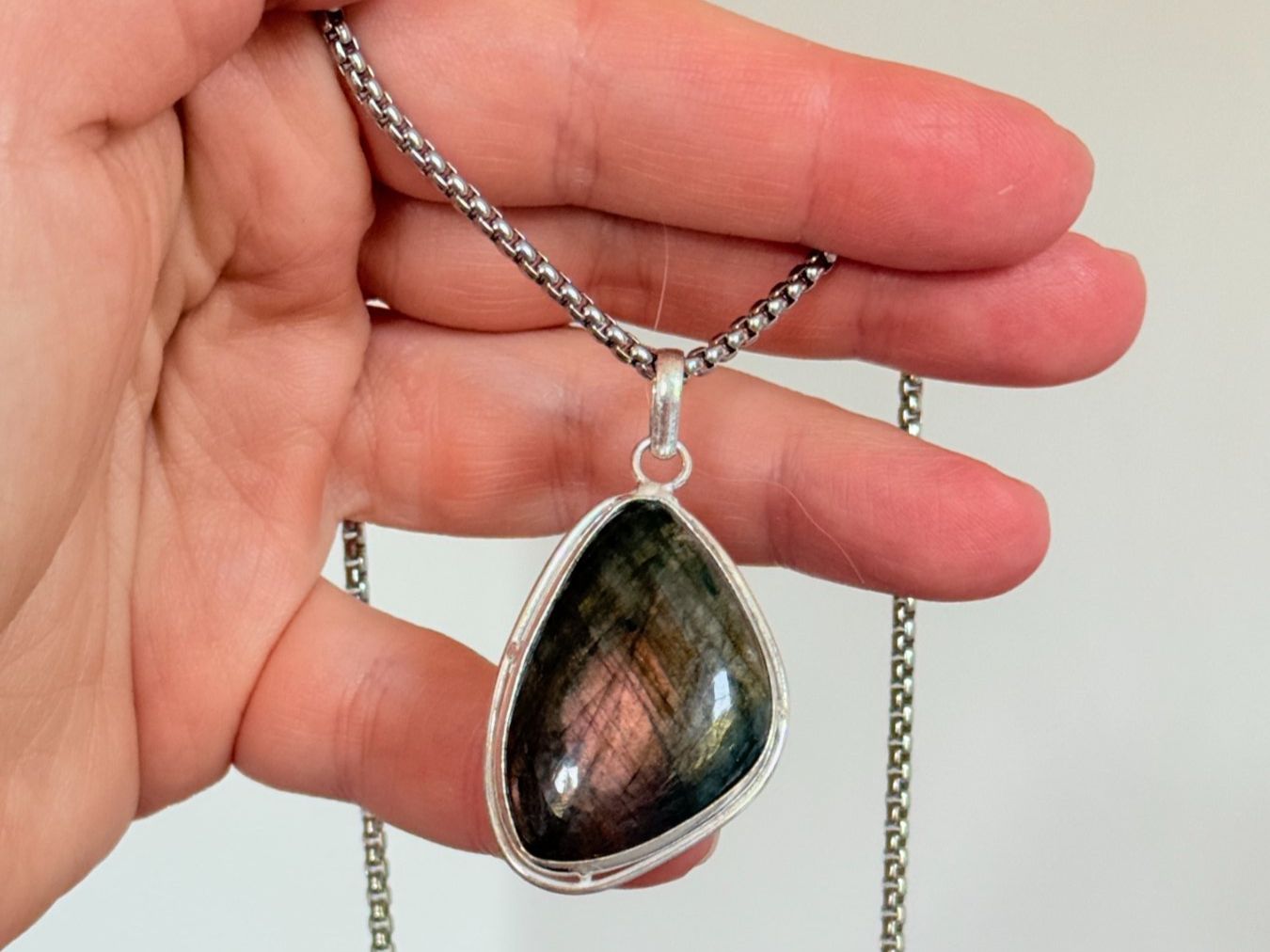 Ketten: Collier avec labradorite - Élégant & Naturel! – Neu und originalverpackt aus Genève von AWWA