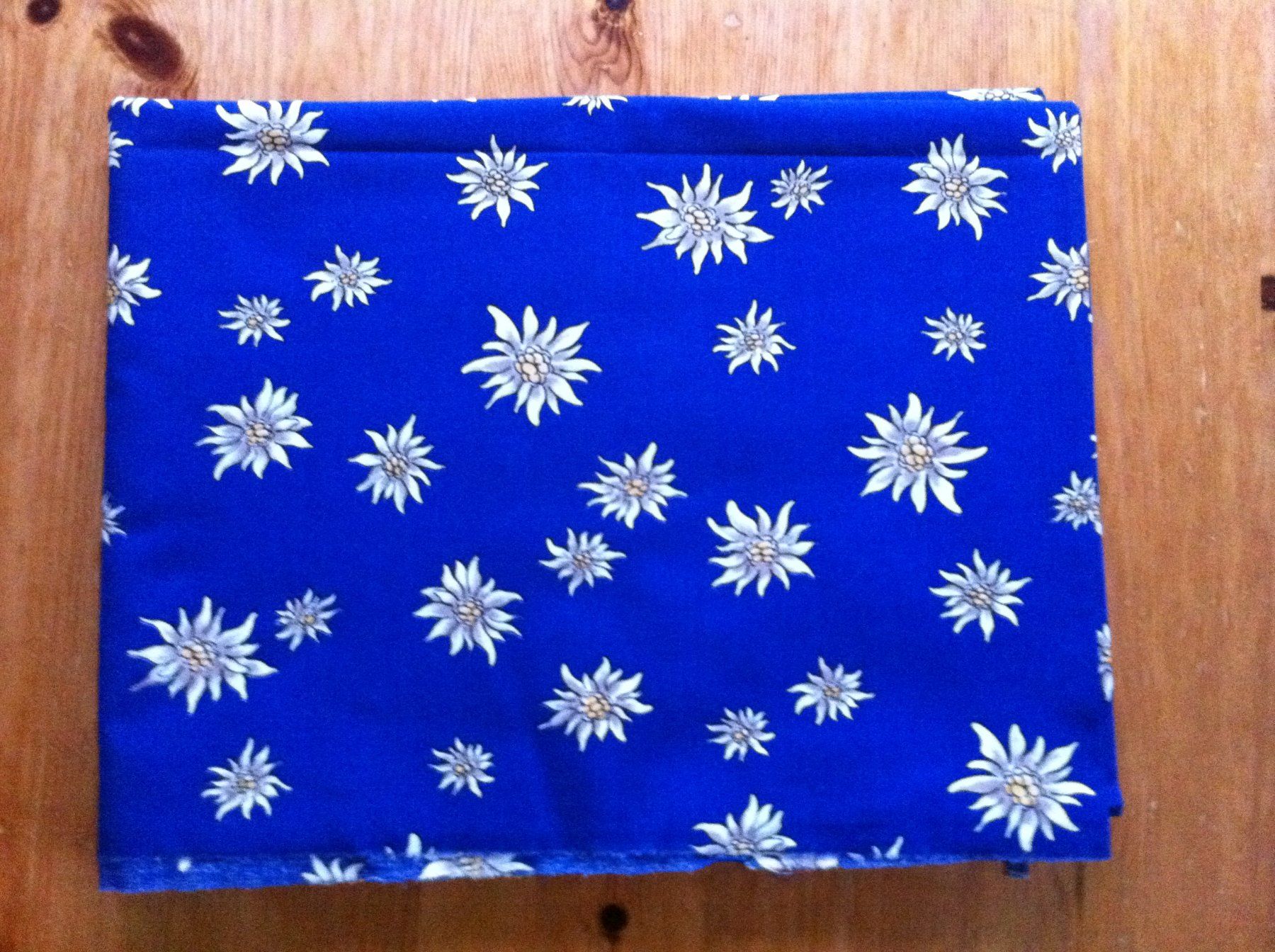 Tessuti: 2,2m Stoff dunkelblau mit Edelweiss – Nuovo (secondo la descrizione) da Brunnen venduto da Artemis53