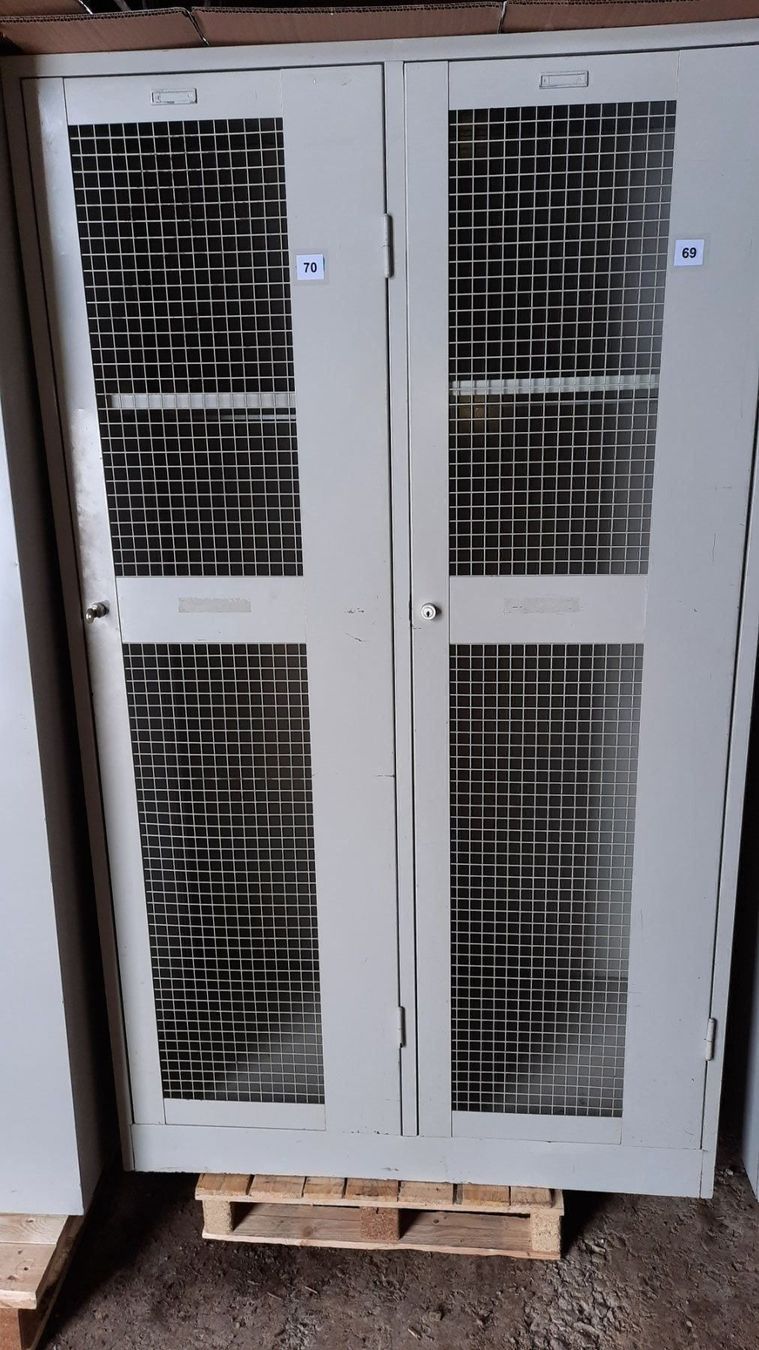 Armadi: Blech Schrank Kleider Wohnung Garderobe – Usato da Hedingen venduto da Zwackul