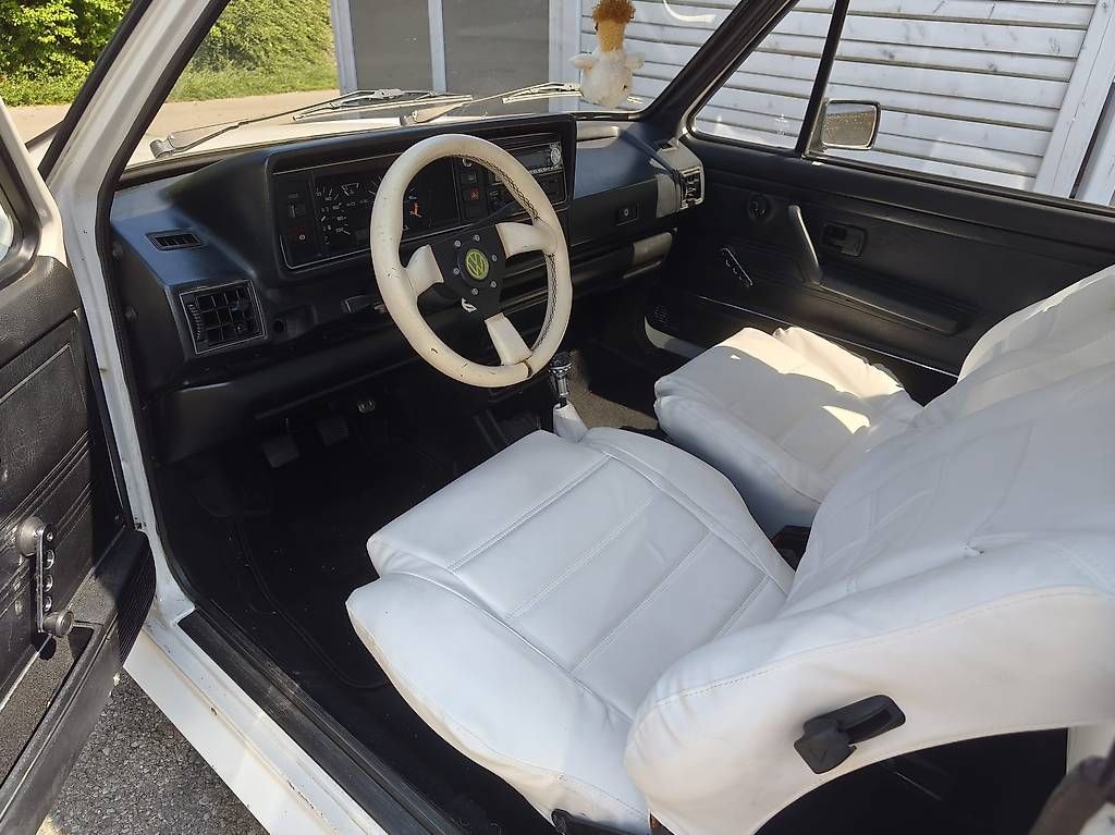 VW Automobili: Golf MK1 Cabriolet blanc toit blanc – Usato da la corbaz venduto da leolechat 4