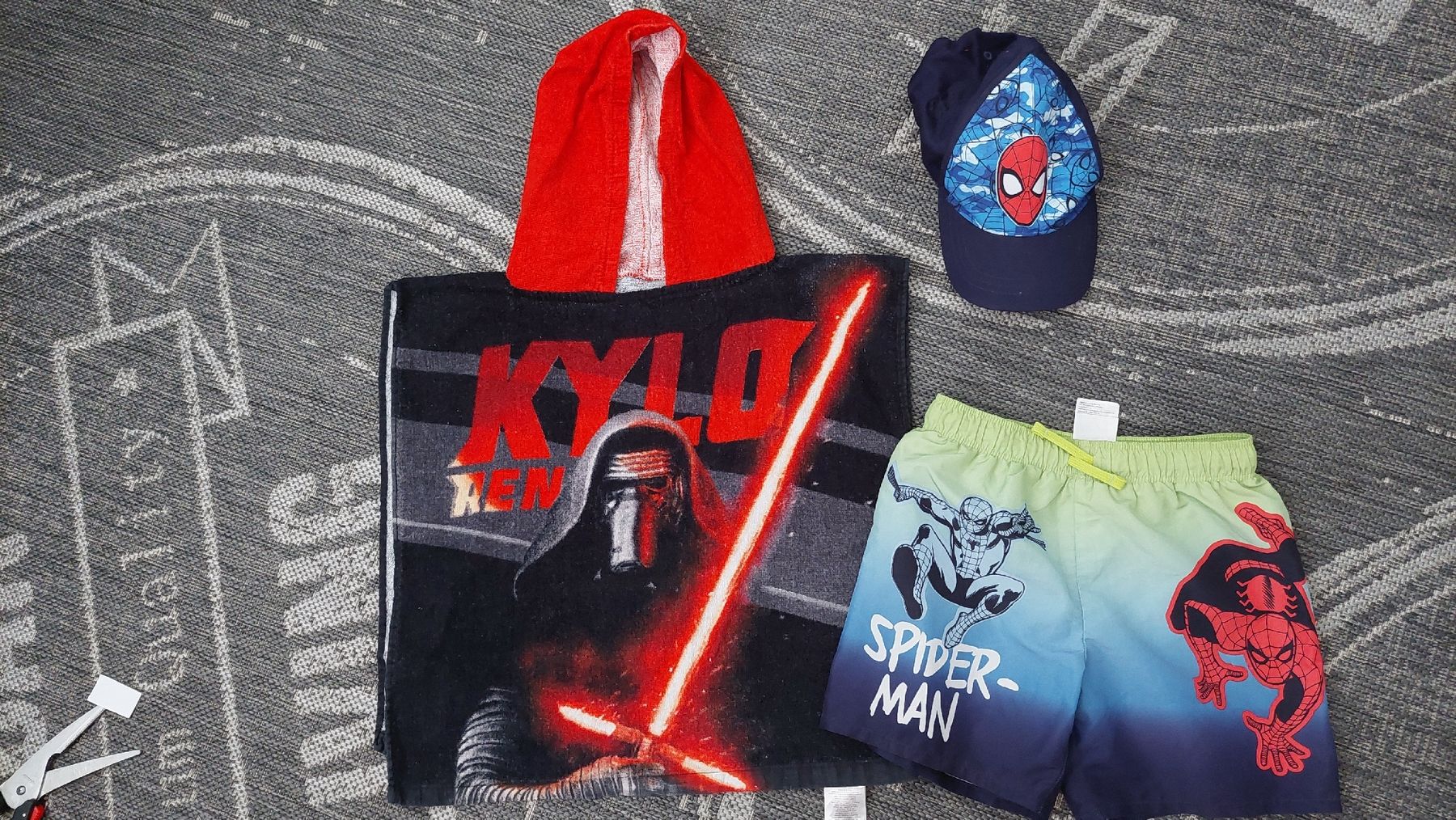 H&M Costumi da bagno: Kinder Badetuch Star Wars mit Badehose und Cap Spiderman – Usato da Egolzwil venduto da mobiledeluxe 1