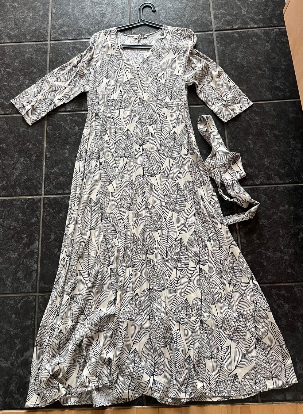 Nile Vestiti: Maxikleid mit Blättermuster, Grösse M – Nuovo (secondo la descrizione) da Horgen venduto da Hpunto