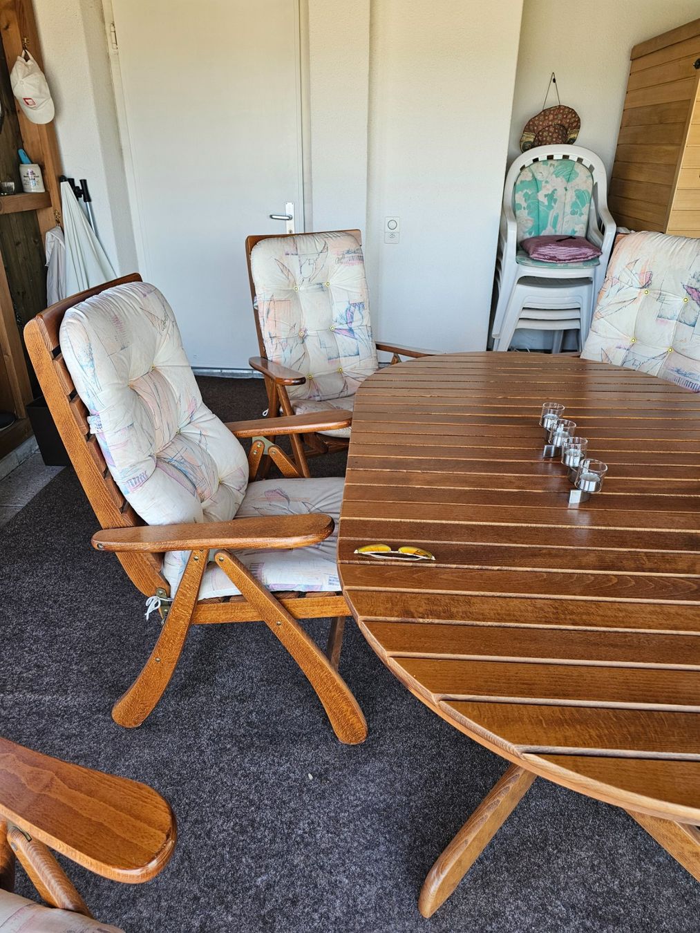 Set di tavolo e panche: Gartentisch mit 6 Stühlen massiv Holz – Usato da Nussbaumen AG venduto da Wasserski 3